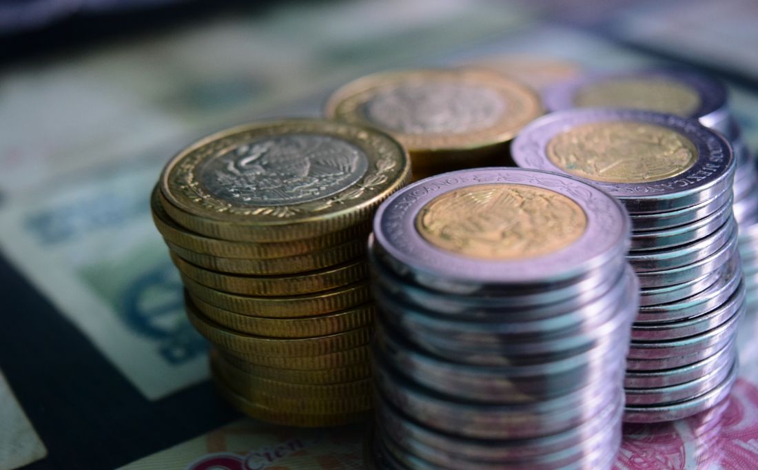 Tumpukan koin emas dan perak untuk ilustrasi cashback mingguan