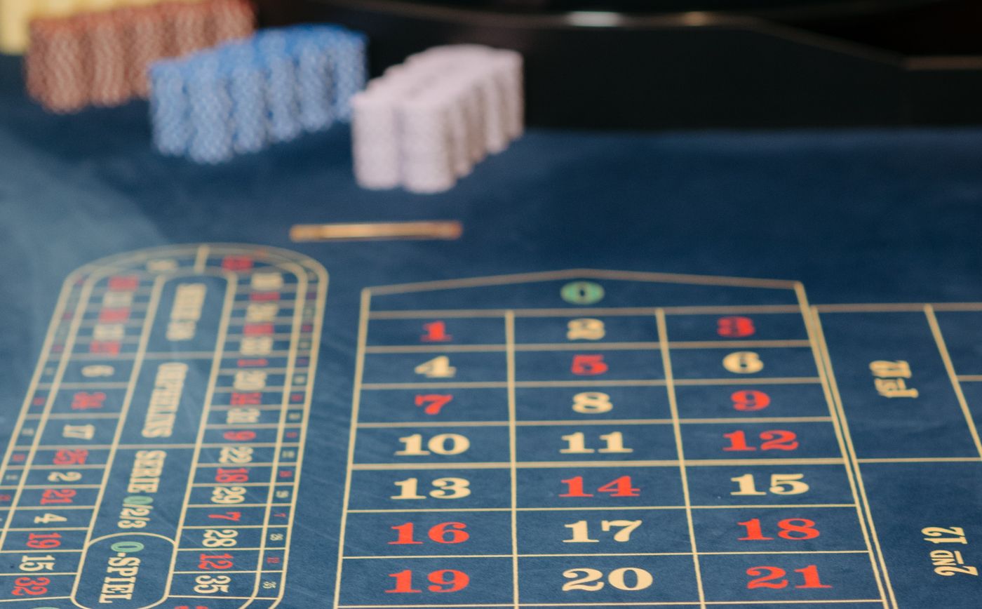 Meja roulette dengan chip kasino di studio live casino