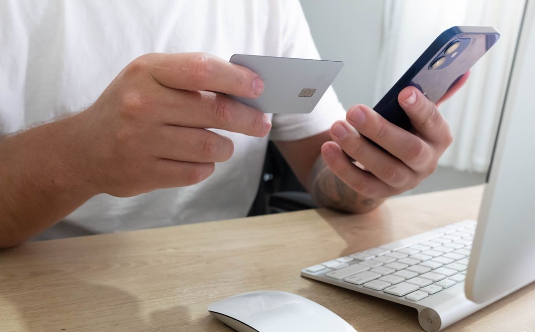 Pengguna memegang ponsel untuk membaca informasi digital