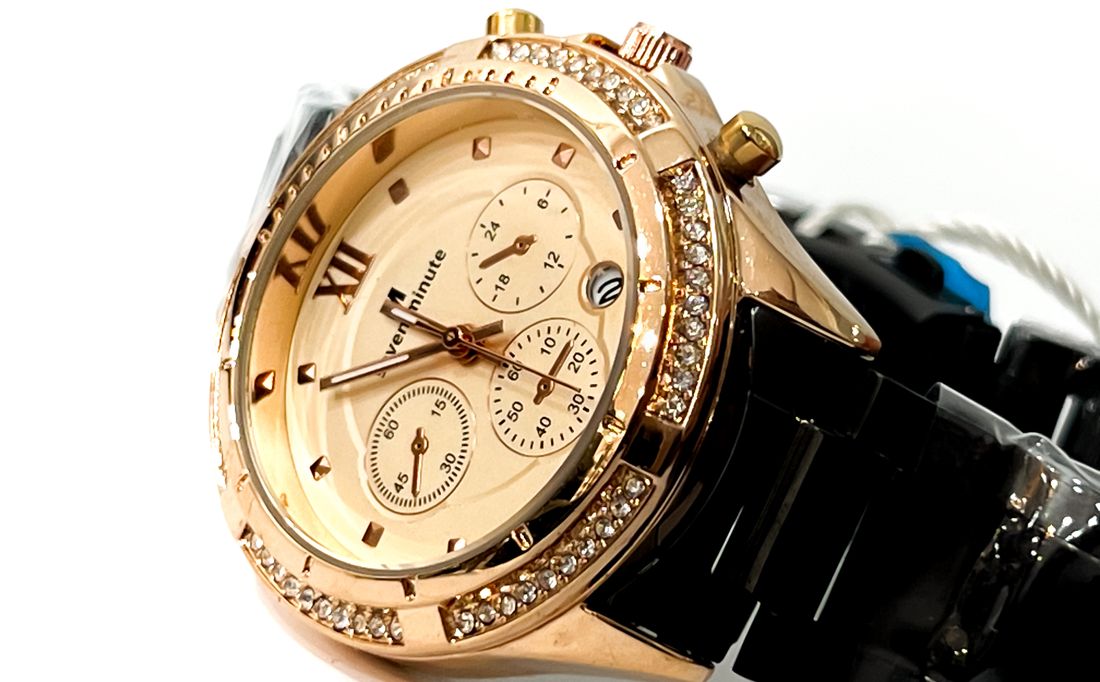 Jam tangan emas elegan melambangkan program loyalitas VIP
